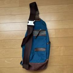 青と茶色のスリングバッグ